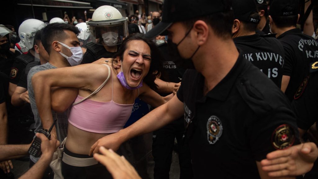 ركل-وضرب.-شاهد-كيف-واجهت-الشرطة-التركية-مسيرة-للمثليين-في-شوارع-إسطنبول