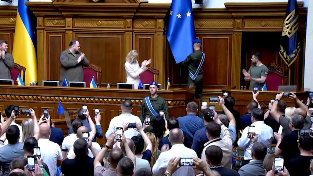 لحظة-وضع-علم-الاتحاد-الأوروبي-داخل-البرلمان-الأوكراني-وسط-تصفيق-حار