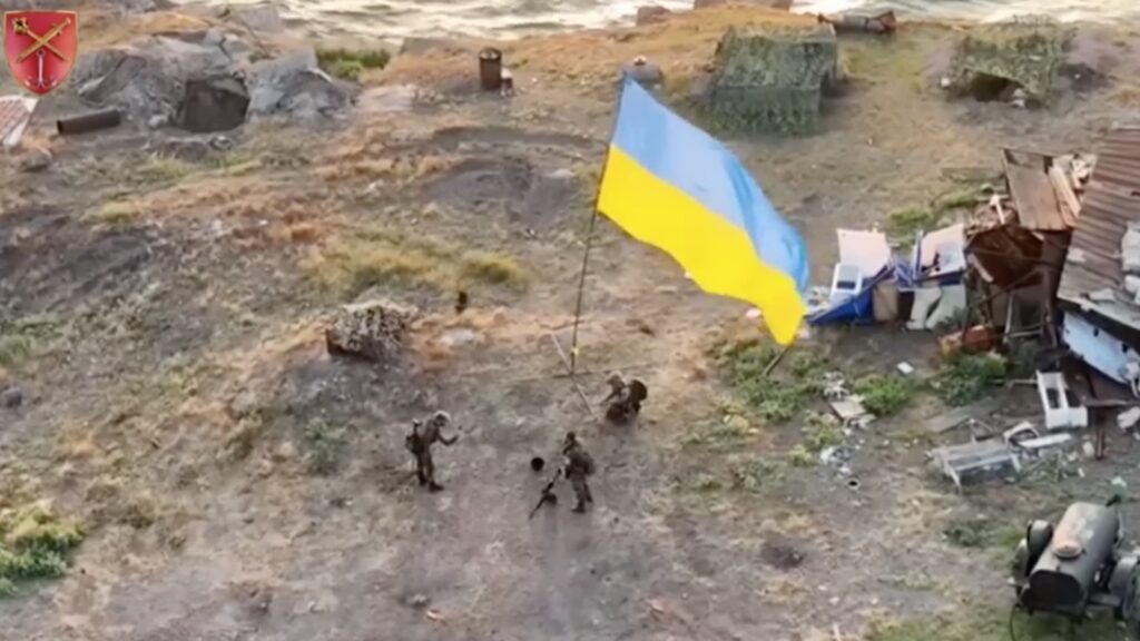 روسيا-ردت-بقصفها.-شاهد-لحظة-رفع-علم-أوكرانيا-في-جزيرة-الثعبان
