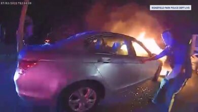 فيديو-يُظهر-ضباط-شرطة-ينقذون-سائقًا-عالقًا-في-سيارة-اشتعلت-فيها-النيران