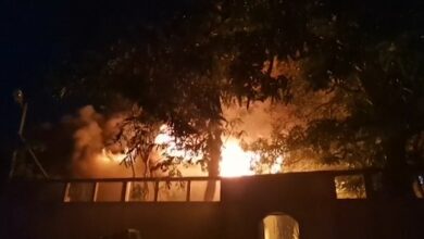 فيديو-يُظهر-محتجين-يضرمون-النار-في-منزل-رئيس-وزراء-سريلانكا