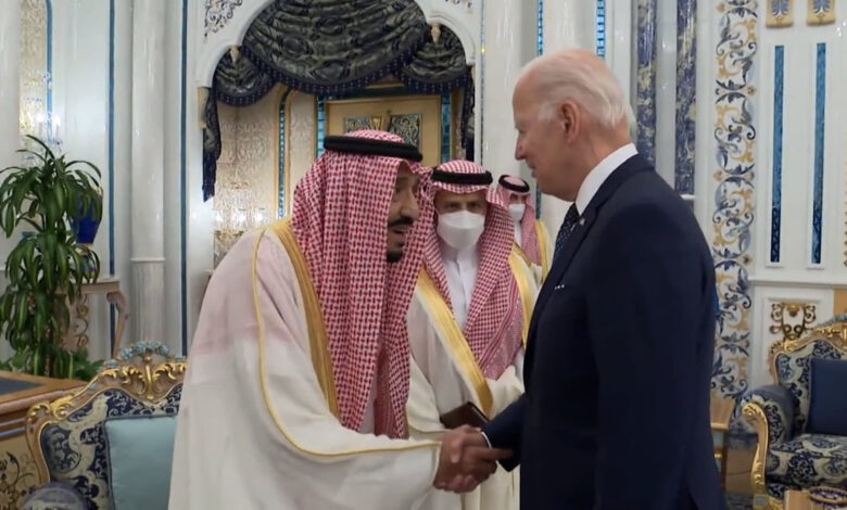 شاهد-سير-بايدن-بجانب-محمد-بن-سلمان-قبيل-مصافحة-العاهل-السعودي-في-قصر-السلام