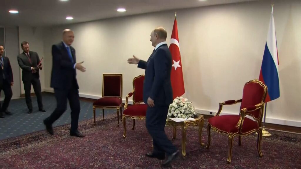بعدما-انتظره-قرابة-دقيقة.-شاهد-تقدم-بوتين-خطوات-للسلام-على-أردوغان-في-طهران