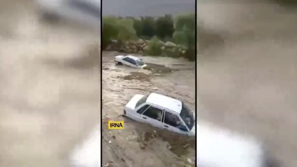 شاهد.-إيراني-يصور-بهاتفه-لحظة-انجراف-عدد-من-السيارات-بعد-فيضان-نهر-رودبال