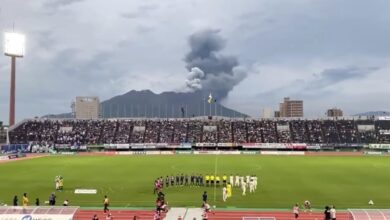 كاميرا-ترصد-لحظة-انفجار-بركان-أثناء-مباراة-كرة-قدم-في-اليابان