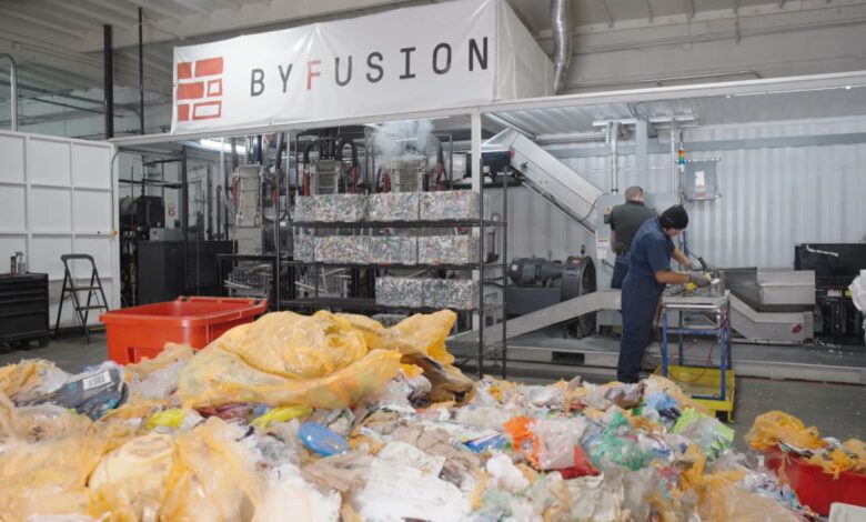 تحول-النفايات-إلى-طوب.-هذه-الشركة-تسعى-لحل-مشكلة-البلاستيك-بالعالم