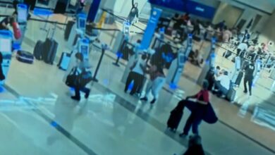 فيديو-يُظهر-لحظة-إطلاق-امرأة-النار-داخل-مطار-أمريكي.-وضابط-يسقطها-أرضًا