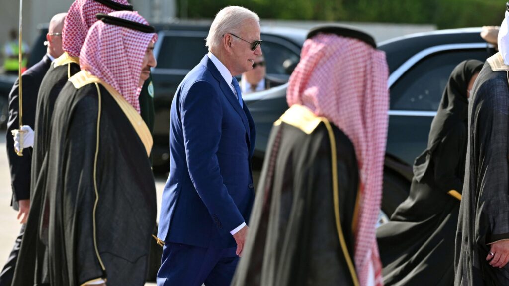 أمير-سعودي-يعلق-بـ”سخرية”-على-سؤال-حول-تعمد-الرياض-إصابة-بايدن-بكورونا