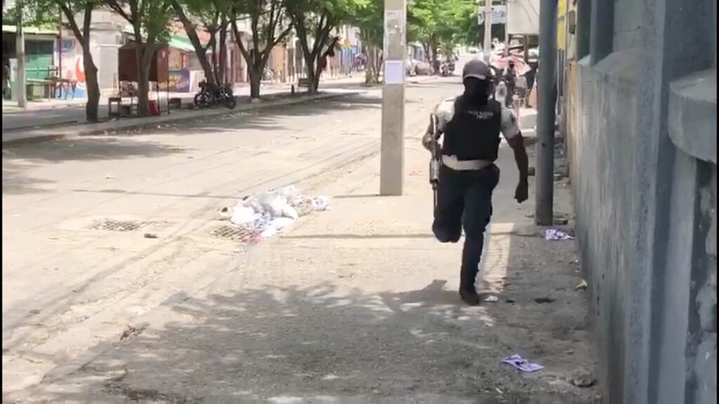 فيديو-حصري-يظهر-لحظة-اشتباك-مسلح-بين-الشرطة-وأفراد-عصابة-في-هاييتي