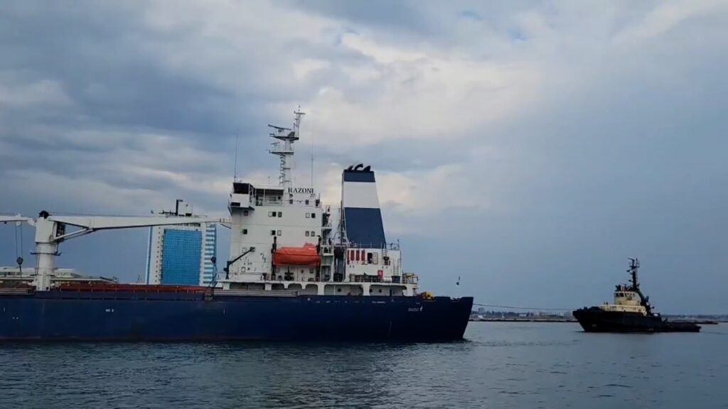 متجهة-إلى-لبنان.-لحظة-مغادرة-أول-سفينة-ميناء-أوديسا-الأوكراني-بموجب-اتفاق-“ممر-الحبوب”