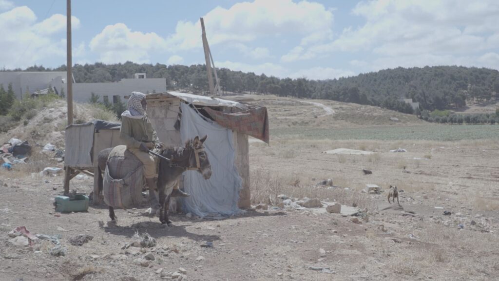 فيلم-“أرض-الخرسانة”.عن-ثلاثة-أجيال-من-البدو-الرحّل-وحياتهم-على-الأرض-وعلى-“تيك-توك”
