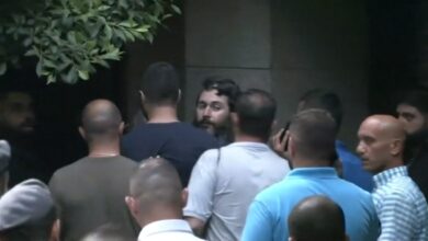 لحظة-تسليم-محتجز-الرهائن-في-لبنان-نفسه-إلى-قوات-الأمن.-شاهد-ما-فعله