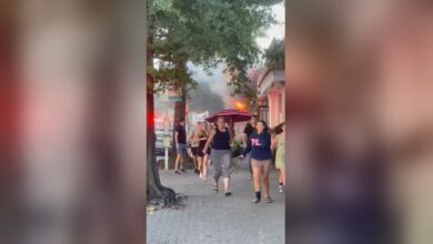 إصابة-14-شخصًا-واندلاع-حريق.-شاهد-اللحظات-الأولى-بعد-اصطدام-سيارة-بحانة-في-فيرجينيا