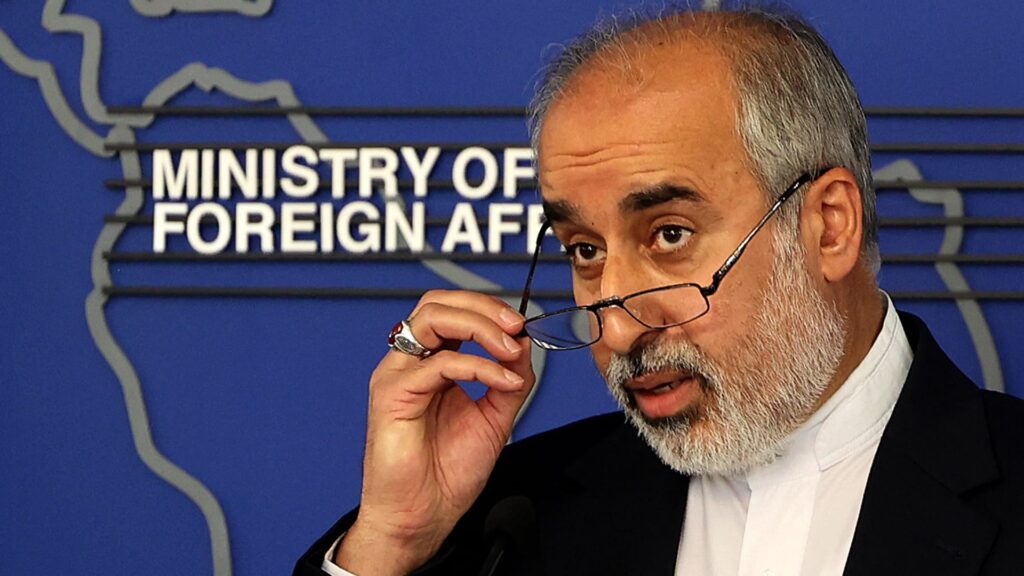 أول-تعليق-رسمي-من-إيران-عن-طعن-سلمان-رشدي-ومنفذ-الهجوم