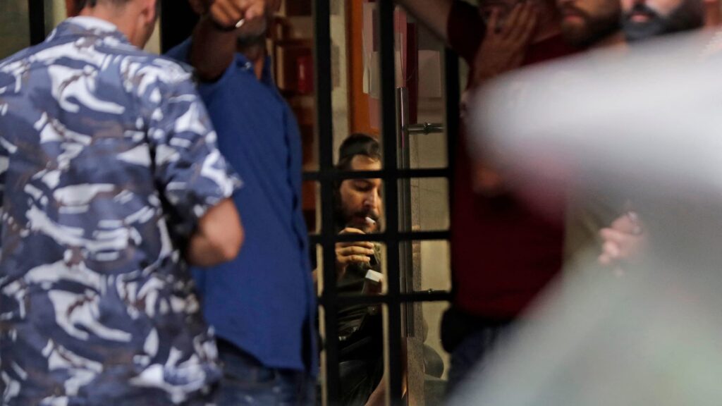 إطلاق-سراح-بسام-الشيخ-محتجز-الرهائن-في-بنك-لبناني-بسند-إقامته
