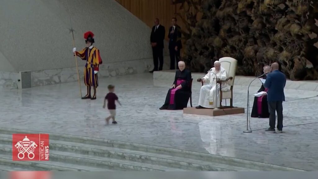طفل-يندفع-راكضًا-نحو-البابا-فرانسيس-على-المنصة-خلال-قداس.-شاهد-ما-حدث