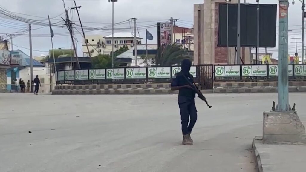 شاهد-كيف-حاولت-قوات-الأمن-الصومالية-استعادة-فندق-هاجمه-الشباب