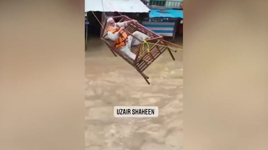 شاهد.-إنقاذ-الناس-من-الفيضانات-باستخدام-هيكل-سرير-في-باكستان
