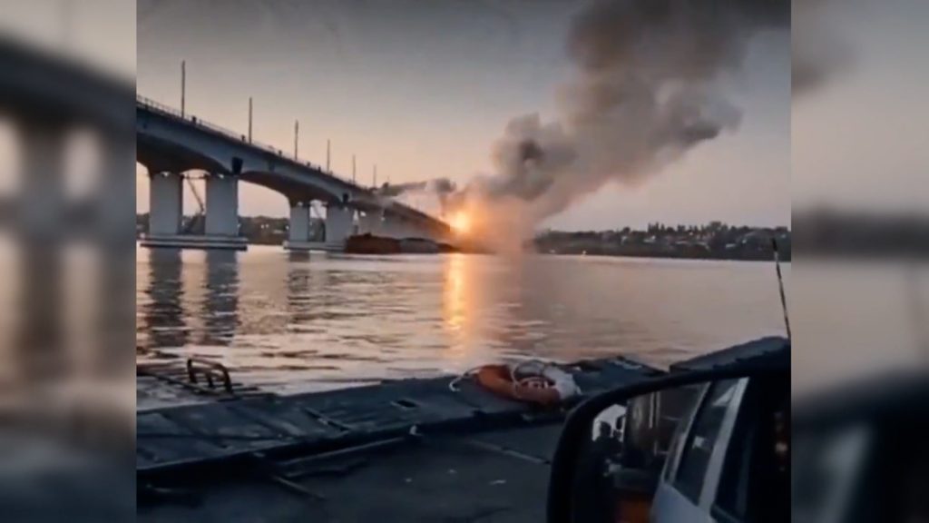فيديو-يظهر-هجوم-أوكرانيا-على-جسر-رئيسي-تستخدمه-روسيا.-ومسؤولون-يوجهون-رسالة-لسكان-خيرسون