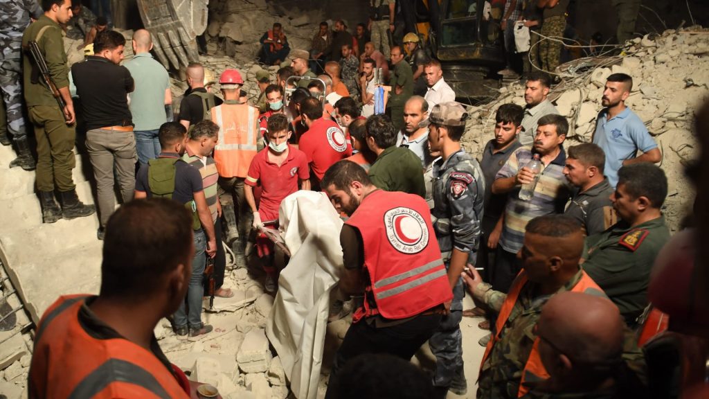 شاهد-اللحظات-الأولى-بعد-انهيار-مبنى-في-مدينة-حلب-السورية.-وأنباء-عن-قتلى-ومفقودين