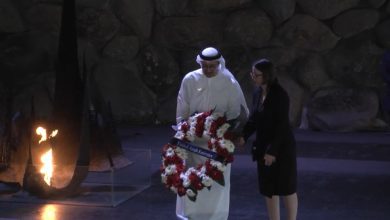 وزير-خارجية-الإمارات-يضع-إكليلا-من-الزهور-على-نصب-“الهولوكوست”-في-القدس