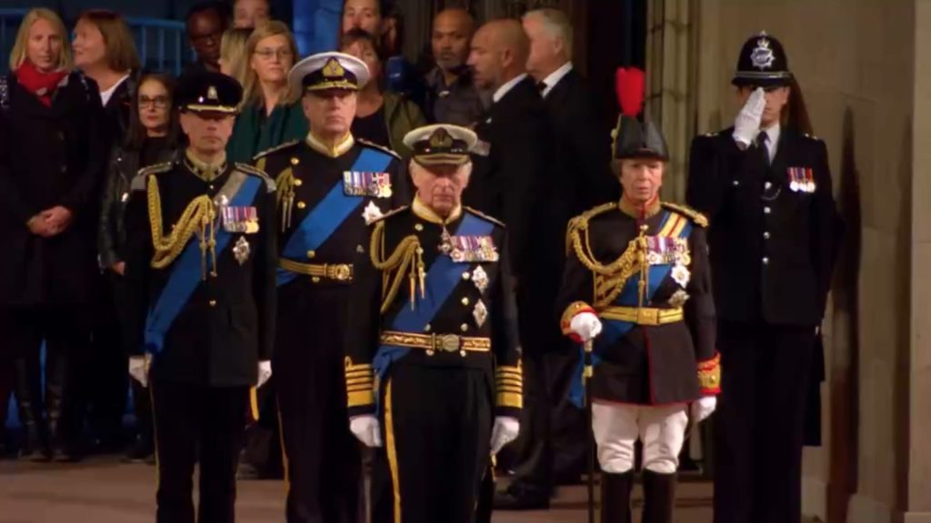 شاهد-أبناء-الملكة-إليزابيث-يتناوبون-في-مراسم-الوقوف-مع-الحرس-الملكي-أمام-نعشها