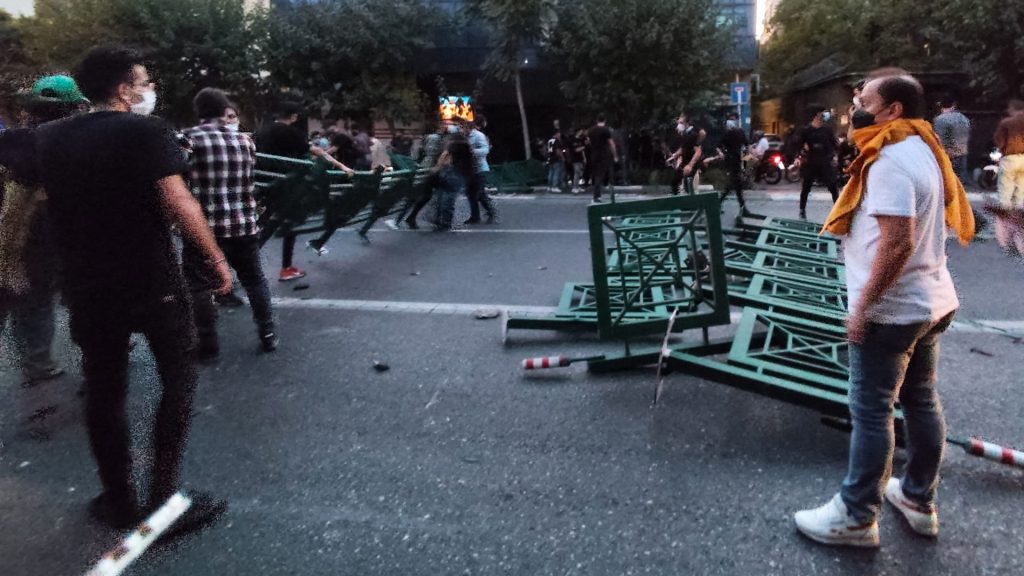 ارتفاع-حصيلة-قتلى-احتجاجات-إيران-إلى-أكثر-من-30-وسط-تضارب-حول-الأرقام