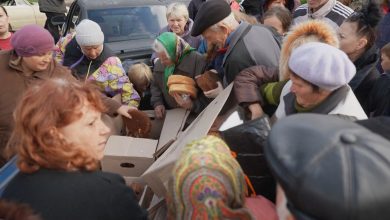 يجازفون-للحصول-على-رغيف-خبز.-شاهد-المخاطر-التي-يعيشها-الأوكرانيون-في-كوبيانسك-بعد-تحريرها-من-الروس