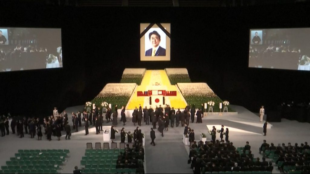 عرض-كامل-لأمة-مقسمة.-ما-هو-المشهد-في-الجنازة-الرسمية-لرئيس-الوزراء-الياباني-الراحل-شينزو-آبي؟