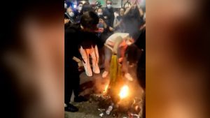 إيرانيون-يضرمون-النار-بتمثال-لأحد-رموز-الثورة-الإسلامية.-وخبراء:-الشباب-فقد-أمله-بإحداث-إصلاحات
