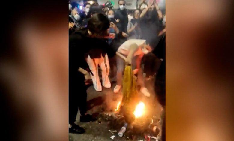 إيرانيون-يضرمون-النار-بتمثال-لأحد-رموز-الثورة-الإسلامية.-وخبراء:-الشباب-فقد-أمله-بإحداث-إصلاحات
