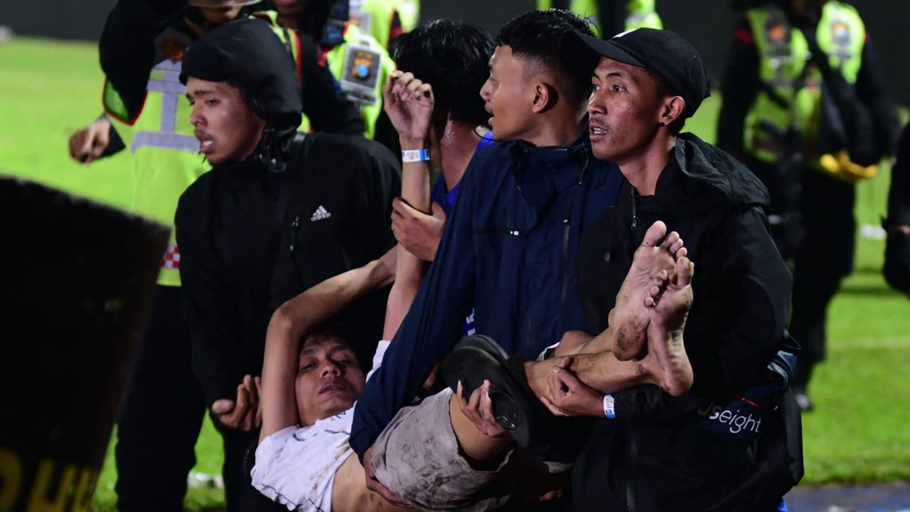 حزن-يلف-عالم-كرة-القدم.-أندية-ونجوم-يعزون-بضحايا-الحادثة-المأساوية-في-الدوري-الإندونيسي