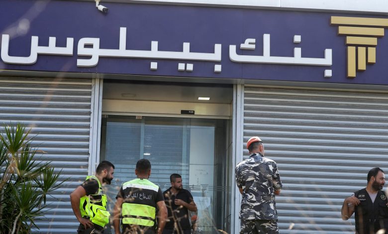 مودعون-لبنانيون-يقتحمون-البنوك-مرة-أخرى-في-موجة-جديدة-من-الاقتحامات