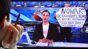 الصحفية-الروسية-التي-رفضت-حرب-أوكرانيا-على-الهواء-مباشرة-تهرب-من-الإقامة-الجبرية