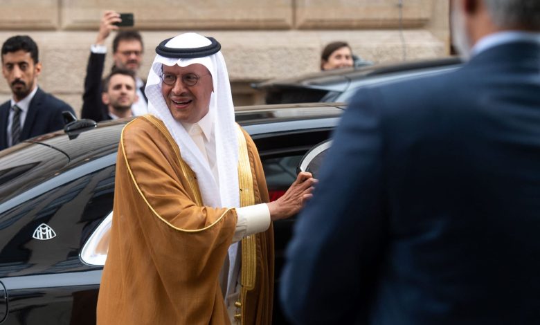 “استمتعوا-بالشمس”.-رد-وزير-الطاقة-السعودي-لحظة-دخوله-اجتماع-أوبك+-يثير-تفاعلا
