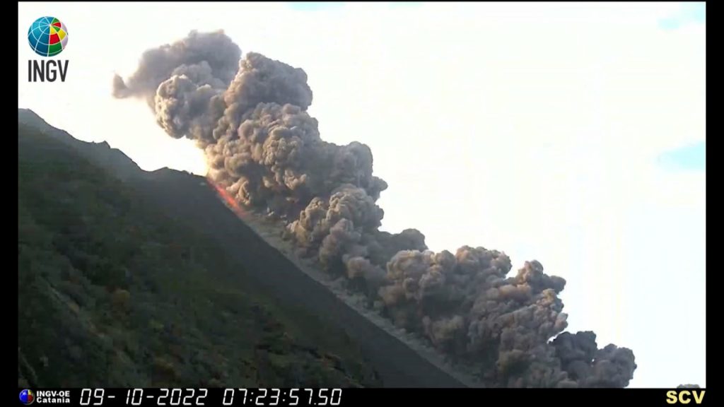 شاهد.-ثوران-بركان-سترومبولي-بإيطاليا-يطلق-العنان-لحمم-بركانية-متطايرة