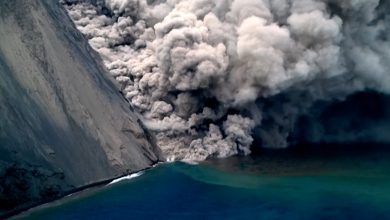 شاهد-كيف-ثار-بركان-سترومبولي-بإيطاليا-وقذف-الحمم-البركانية-إلى-البحر