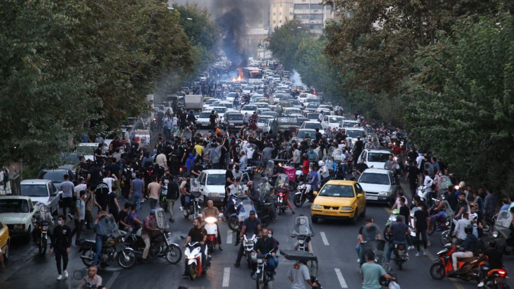 ظاهرة-“غير-مسبوقة”.-النظام-الإيراني-يواجه-معضلة-مع-انضمام-الأطفال-إلى-الاحتجاجات