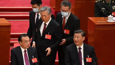 كان-يجلس-بجانب-شي-جين-بينغ.-رجلان-يقودان-رئيس-الصين-السابق-إلى-خارج-قاعة-اجتماع-الحزب-الشيوعي