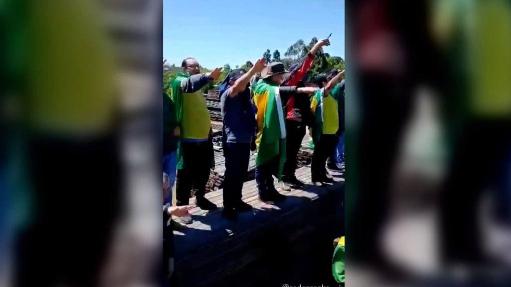 فيديو-يُظهر-حشودًا-تؤدي-“التحية-النازية”-أثناء-النشيد-الوطني-البرازيلي