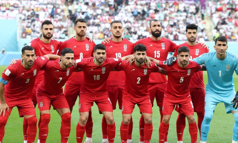 كأس-العالم-لاعبو-منتخب-إيران-يرفضون-غناء-النشيد-الوطني.-ولافتات-لدعم-الاحتجاجات-بالمدرجات