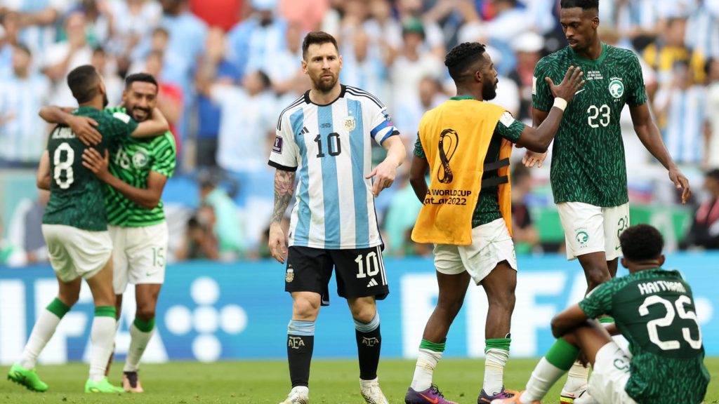 السعودية-تقلب-الطاولة-على-الأرجنتين-وتنتزع-فوزًا-غاليًا-في-أولى-مبارياتها-بمونديال-قطر