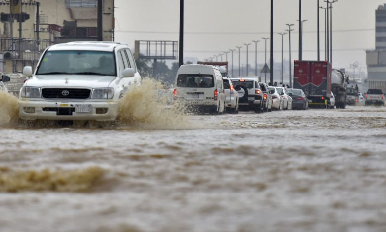 أمطار-وسيول-في-السعودية.-والدفاع-المدني-يعلن-تسجيل-حالتي-وفاة
