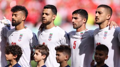 وسط-بكاء-الجمهور-وصافرات-الاستهجان.-لاعبو-إيران-يغنون-نشيد-بلادهم-قبل-مباراة-ويلز