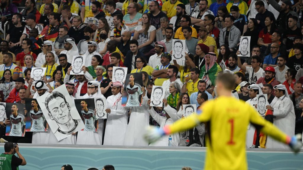 رداً-على-لاعبي-ألمانيا.-مشجعون-يحملون-صورة-مسعود-أوزيل-ويغلقون-أفواههم