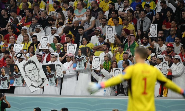 رداً-على-لاعبي-ألمانيا.-مشجعون-يحملون-صورة-مسعود-أوزيل-ويغلقون-أفواههم