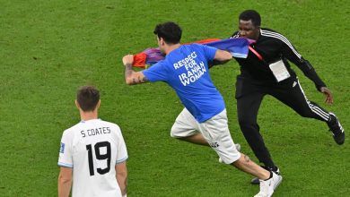 شخص-يحمل-علم-قوس-قزح-يقتحم-ملعب-مباراة-البرتغال-والأوروغواي-في-مونديال-قطر