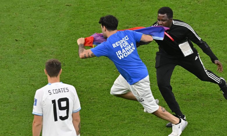 شخص-يحمل-علم-قوس-قزح-يقتحم-ملعب-مباراة-البرتغال-والأوروغواي-في-مونديال-قطر