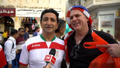 تعانقا.-أمريكي-وإيراني:-أتينا-لمشاهدة-مباراة-رائعة-ولا-للسياسة-في-كرة-القدم