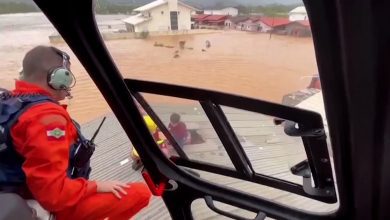 شاهد-إنقاذ-عائلات-من-فوق-أسطح-منازل-حاصرتها-فيضانات-غامرة-في-البرازيل